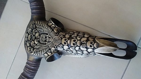 Биволски череп. Авторска дърворезба.