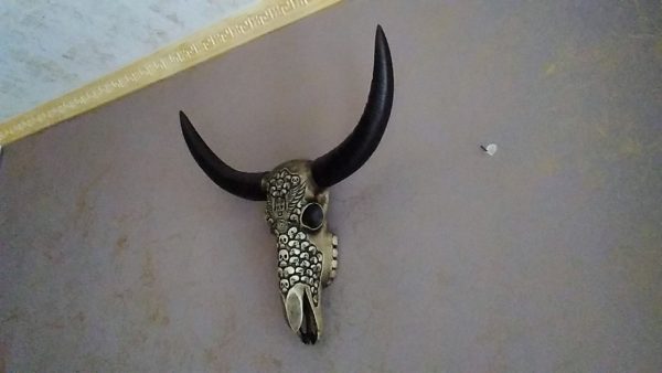 Биволски череп. Авторска дърворезба.