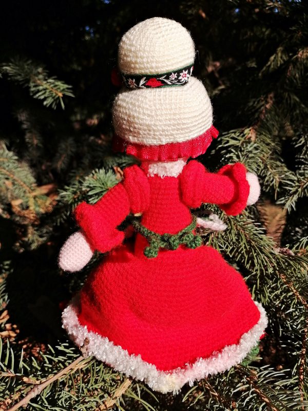 Кукла баба Веселуша/Коледа/ , играчка изплетена на една кука