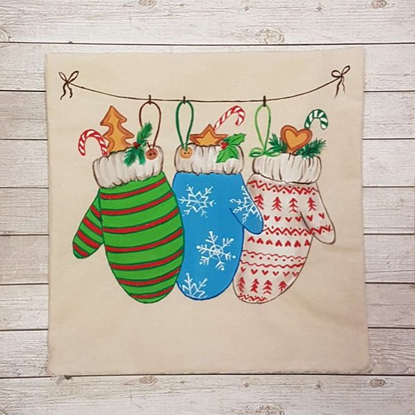 Рисувана декоративна калъфка „Коледни ръкавички“