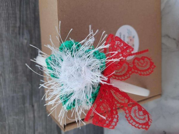 Коледна диадема с ръчно плетени пухчета от рошава прежда