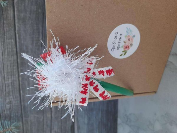 Коледна диадема с ръчно плетени пухчета от рошава прежда