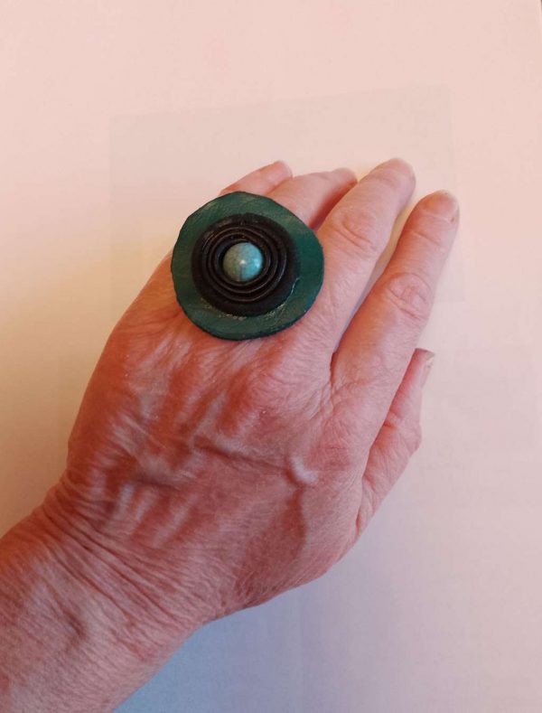 Чокър в зелено и черно с обици и пръстен модел 17