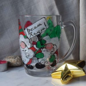 ръчно рисувана чаша " Коледни Гномчета"