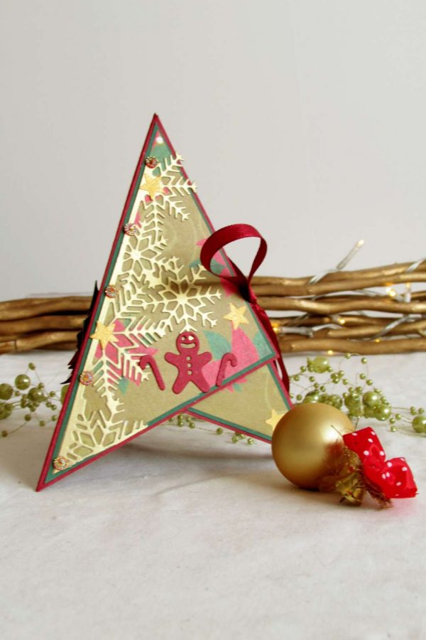 Коледна картичка пирамида в златно и червено