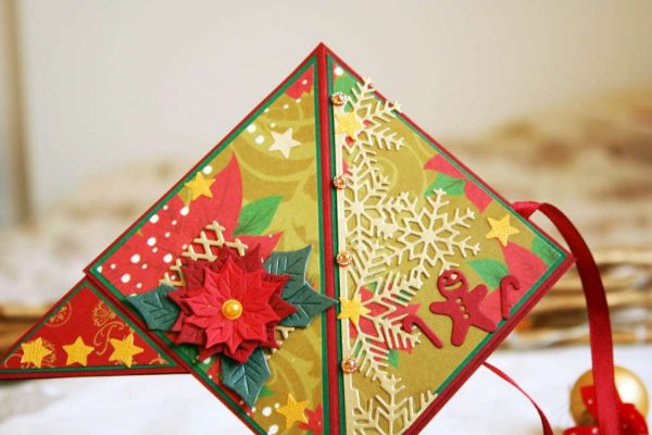 Коледна картичка пирамида в златно и червено