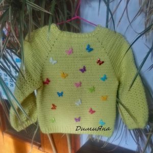 Ръчно изплетена детска блузка "Пеперуден свят"
