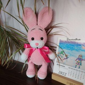 Ръчно изплетена плюшена играчка "Розово зайче"