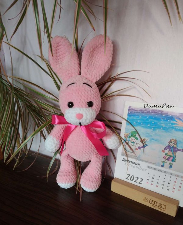 Ръчно изплетена плюшена играчка "Розово зайче"