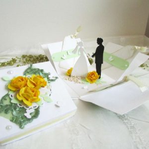 Сватбена картичка кутийка, декорирана със зелена дантела