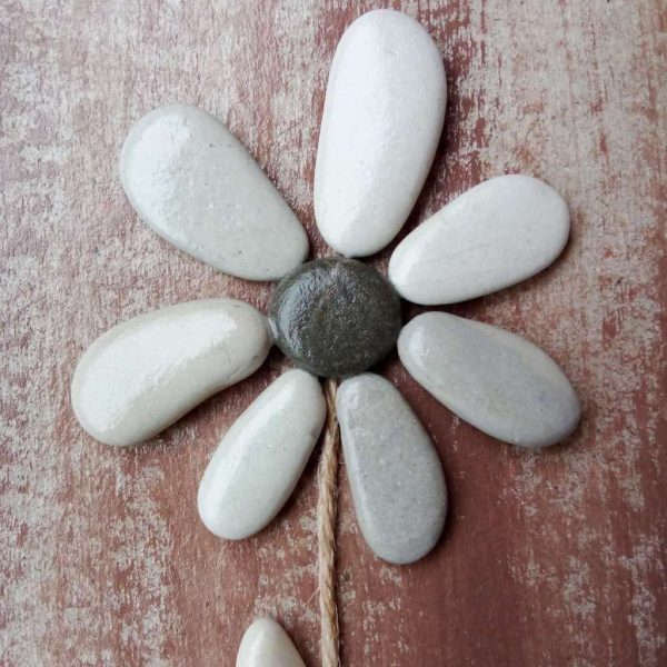 Картина с цветя от морски камъчета