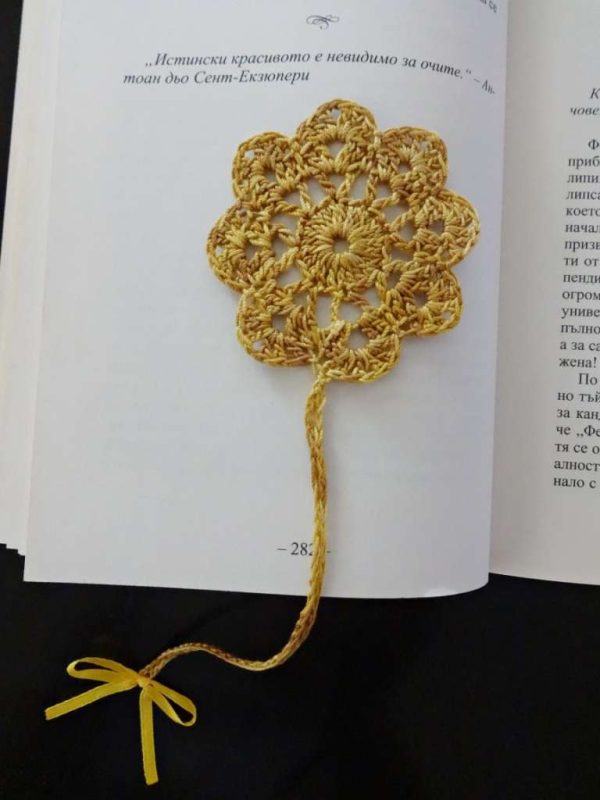 Винтидж отметка за книга с цвете в омбре ефект