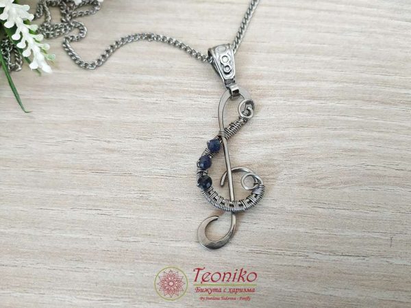Ръчно изработено колие Ключ Сол със сапфири Teoniko - Бижута с харизма