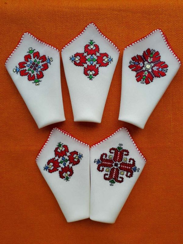 Ръчно бродирани копринени кърпички с български шевици