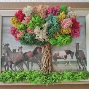 Картина коне , декорирана със скандианвски мъх