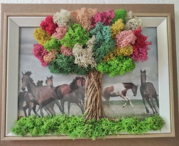 Картина коне , декорирана със скандианвски мъх