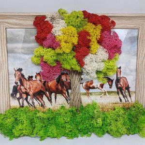 Картина коне , декорирана със скандианвски мъх