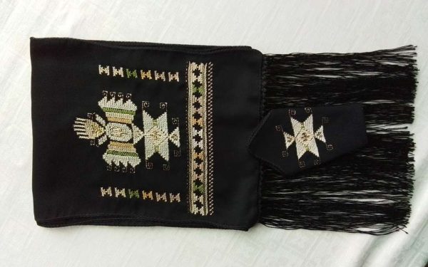 Ръчно бродиран копринен шал и кърпичка с български автентичен мотив