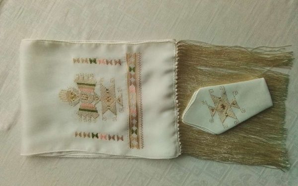 Ръчно бродиран копринен шал и кърпичка с български автентичен мотив