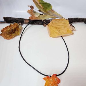 Колие с есенно листо от полимерна глина