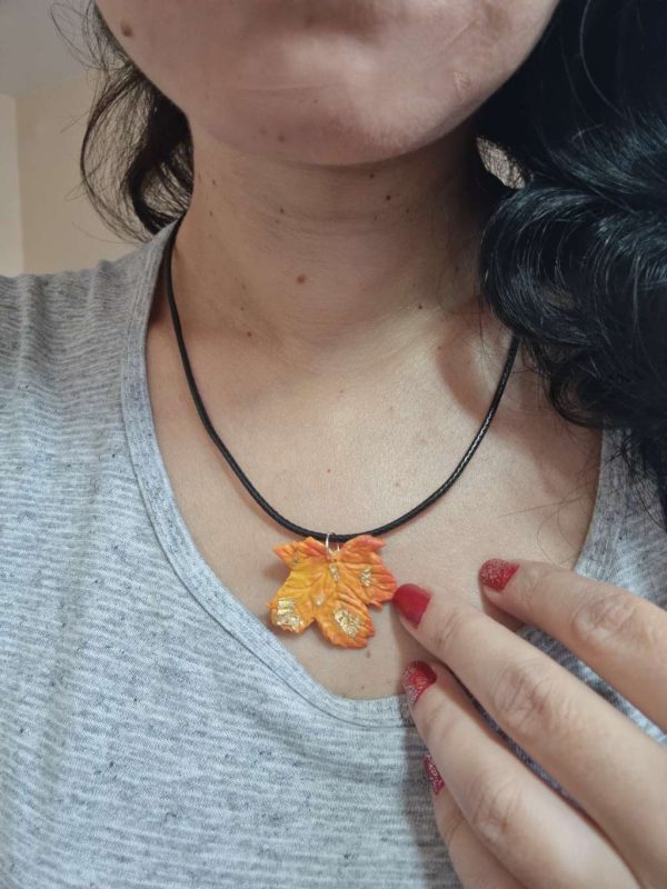 Колие с есенно листо от полимерна глина