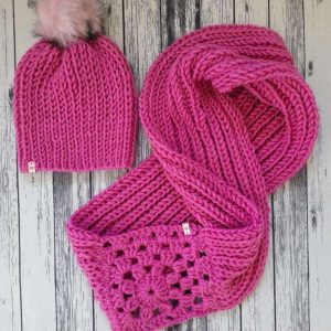 Ръчно плетен комплект от шал и шапка "Румяна" в нежно розово