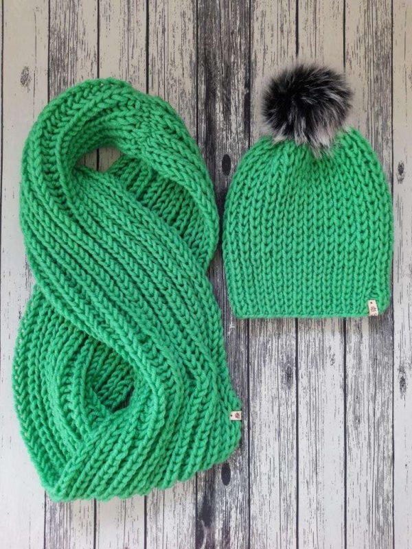 Разкошен плетен комплект от шал и шапка "Горица" в актуално зелено