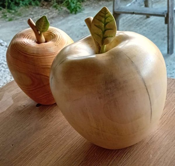 Ябълка. Дърворезба.