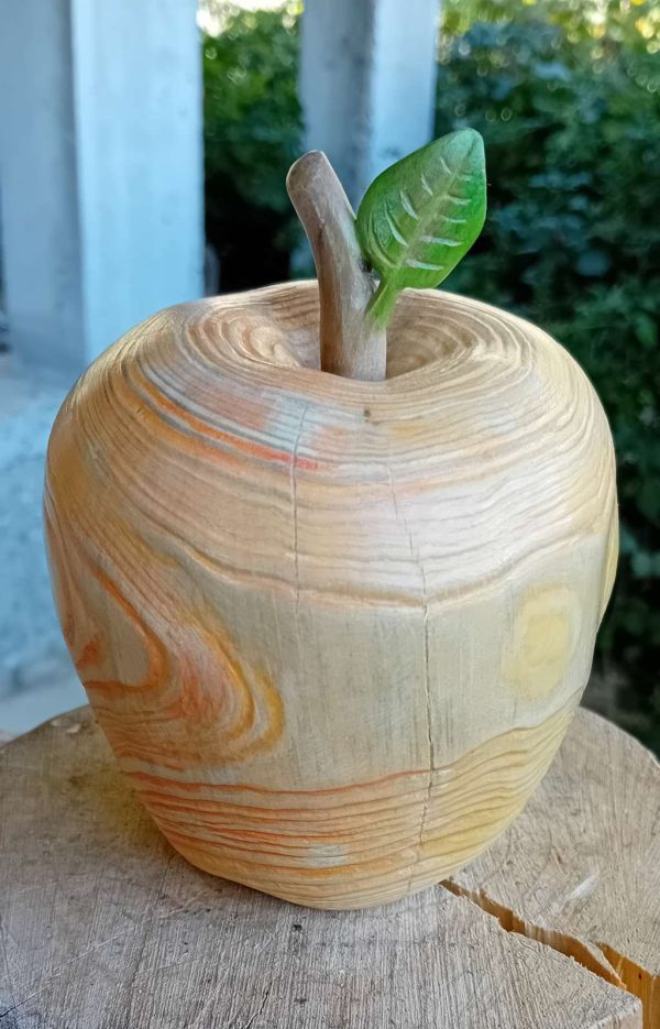 Ябълка. Дърворезба.