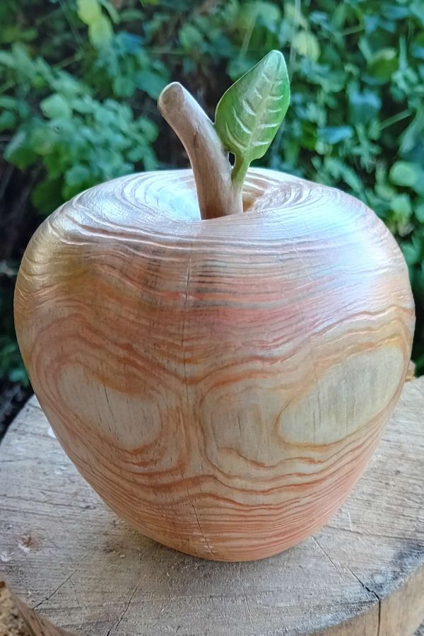 Ябълка. Дърворезба.
