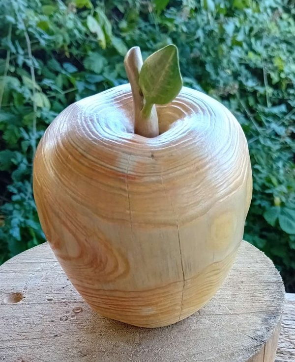 Ябълка. Дърворезба.