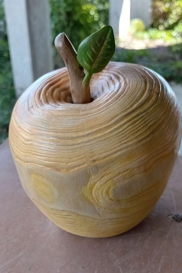 Ябълка. Дърворезба.