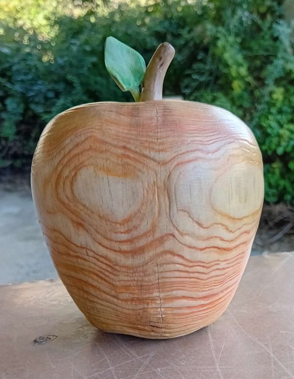 Ябълка. Дърворезба.