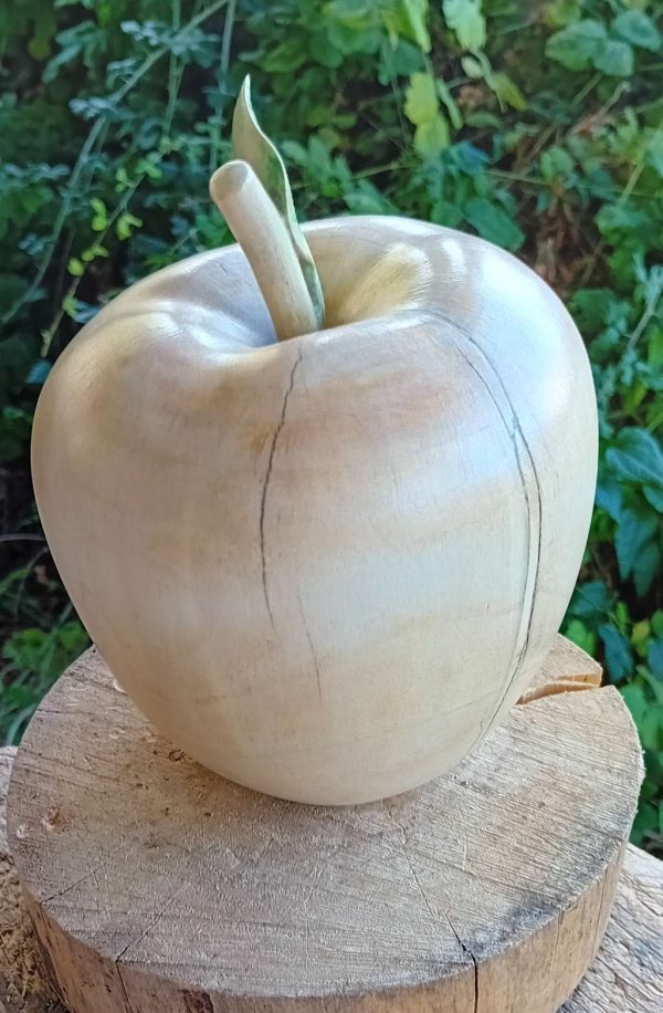 Голяма ябълка. Дърворезба.