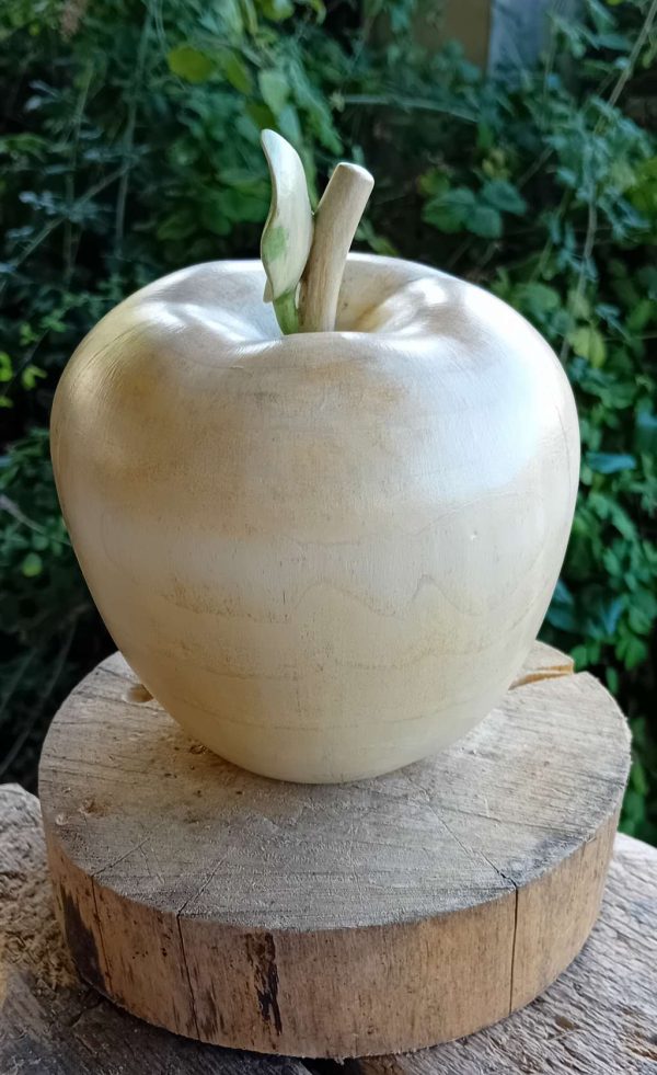 Голяма ябълка. Дърворезба.