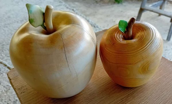 Голяма ябълка. Дърворезба.