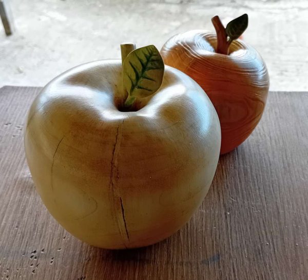Голяма ябълка. Дърворезба.