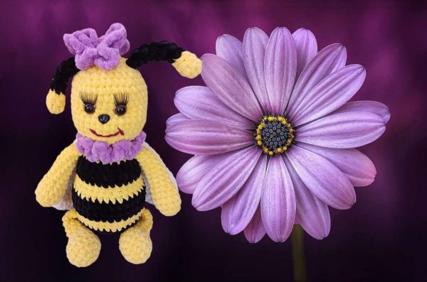 Ръчно изплетена плюшена играчка – Работната Пчеличка, височина 28 см