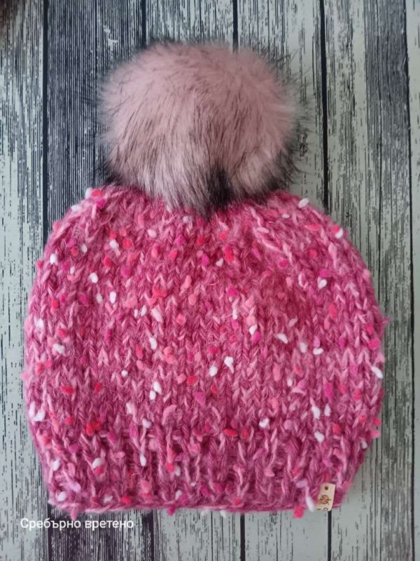 Дамска топла и комфортна зимна розова шапка с красив помпон