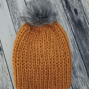 Топла и комфортна ръчно плетена зимна шапка за нея