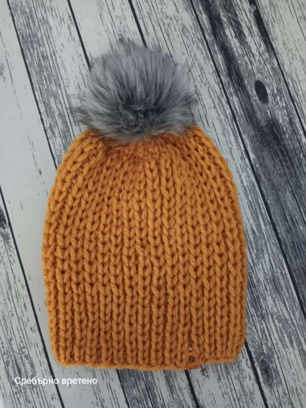Топла и комфортна ръчно плетена зимна шапка за нея