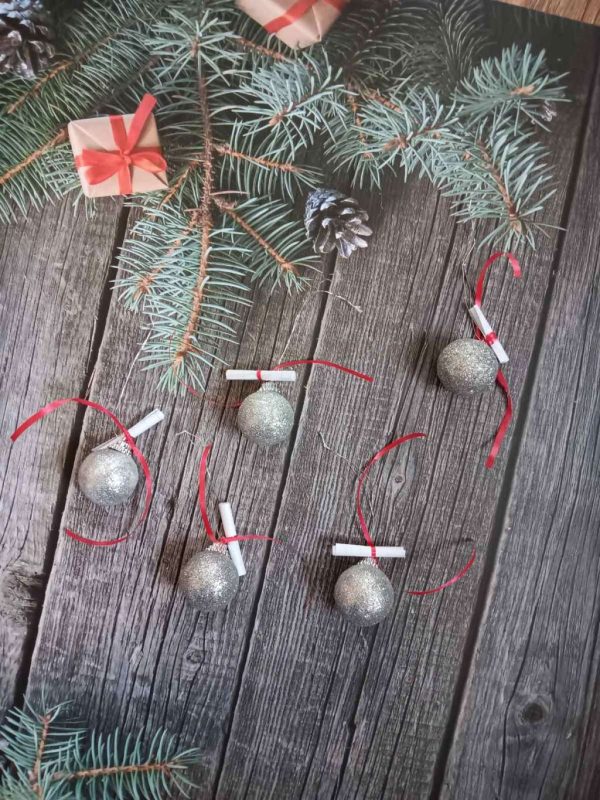 30 броя Коледни късметчета-украса за елха Новогодишни късмети за класа