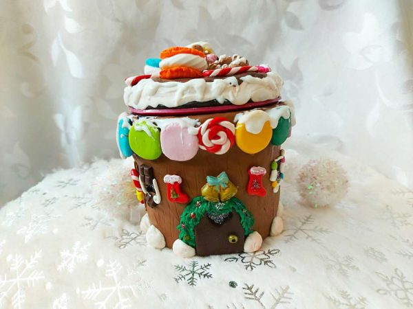Буркан с Коледна къщичка декорирана с полимерна глина