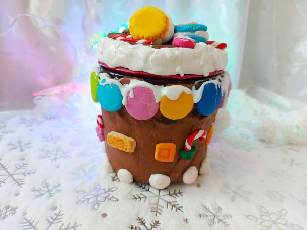 Буркан с Коледна къщичка декорирана с полимерна глина