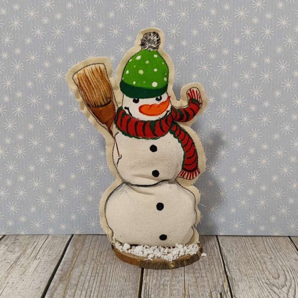 Рисуван декоративен снежен човек на дървена основа