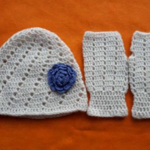 Комплект ръчно плетени шапки с ръкавици без пръсти