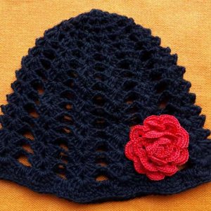 Ръчно плетени шапки с цвете