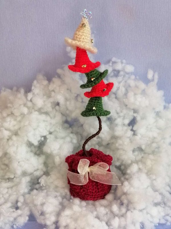 Коледни елхи в чувалче като подаръчни торбички, плетена декорация