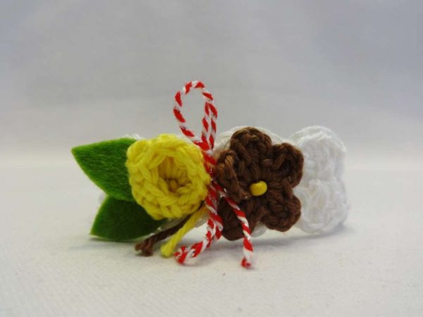 Плетени мартеници с букетче пролетни цветчета от естествени материали