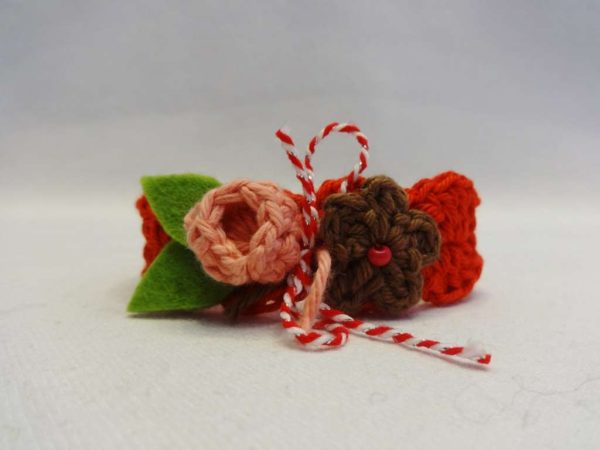 Авторска плетена мартеничка с цветя от естествени материали